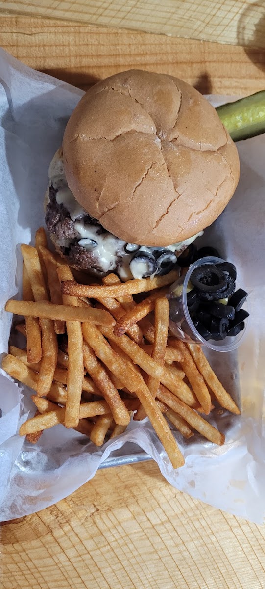 The Great Escape Bar & Grill - Photo 4
