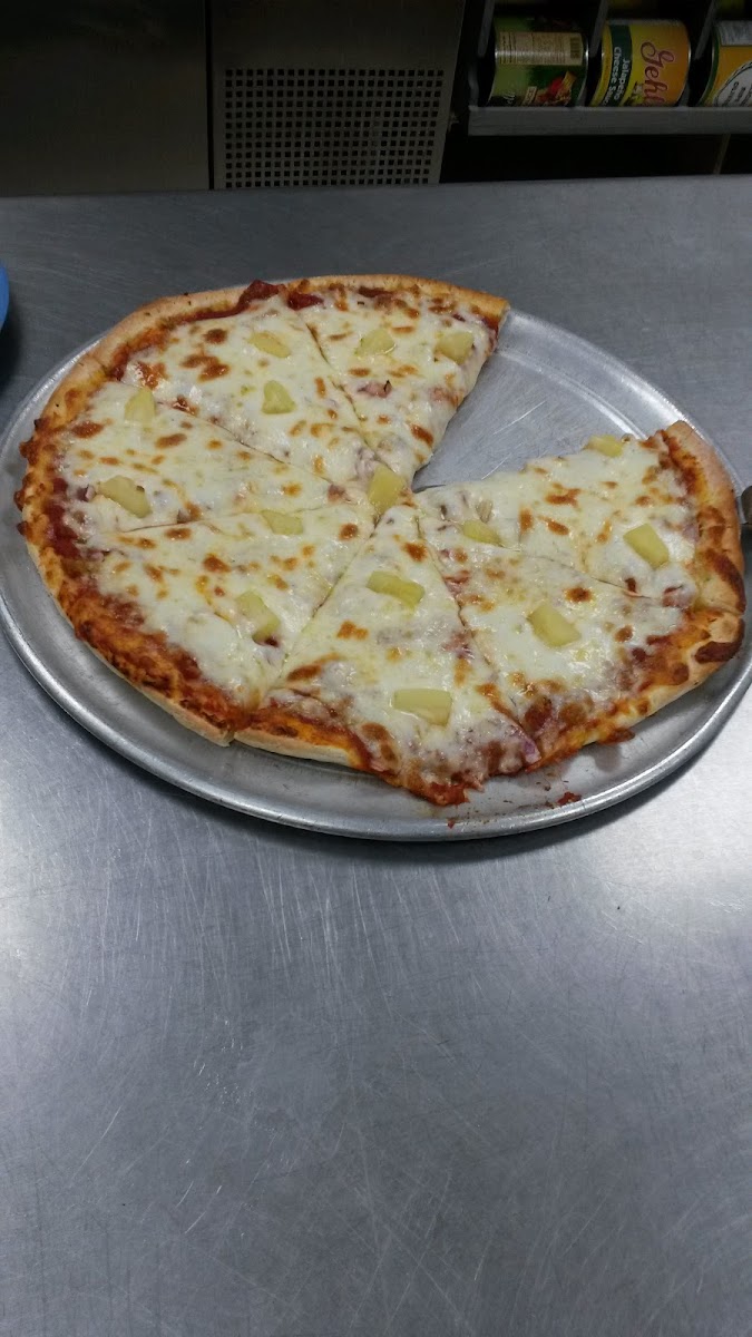 Elkader Pizzeria - Photo 7