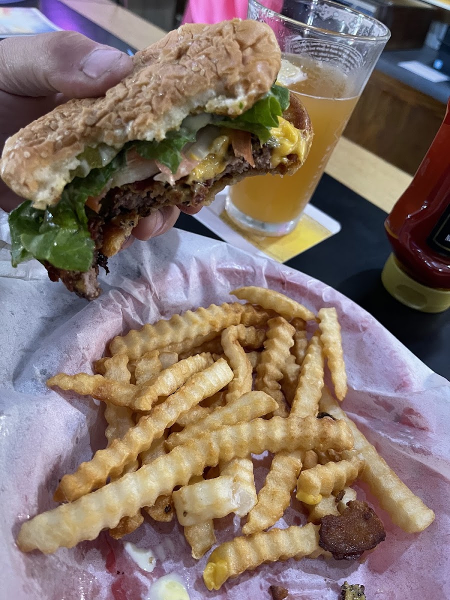 Local Bar & Grill - Photo 2