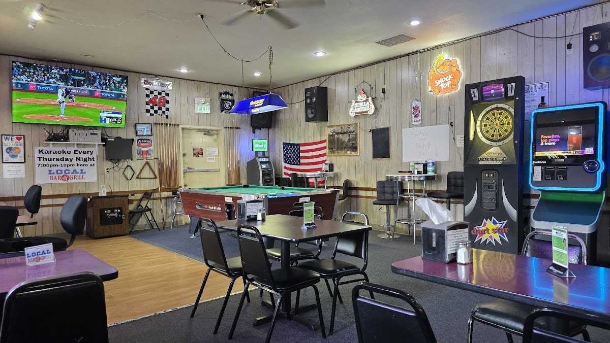 Local Bar & Grill - Photo 3