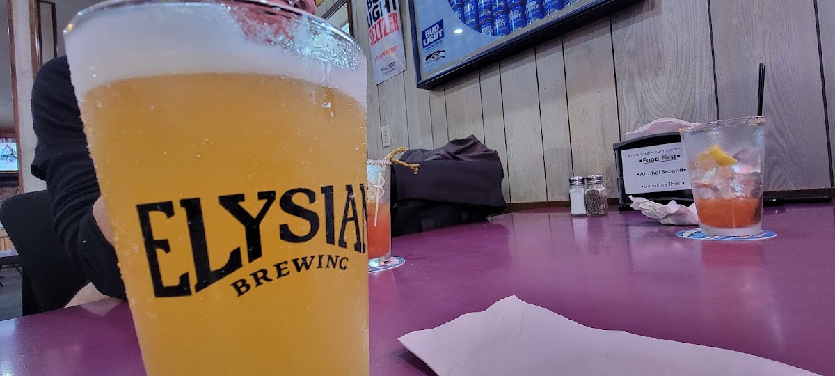 Local Bar & Grill - Photo 4