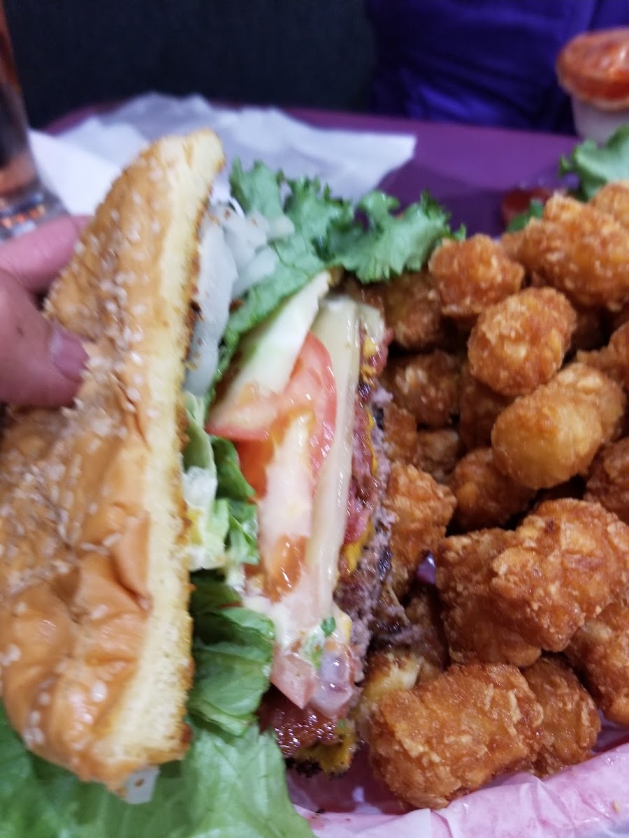 Local Bar & Grill - Photo 8