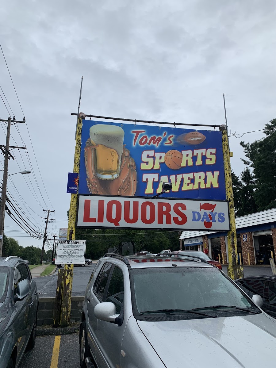 Tom's Sports Tavern - Photo 2