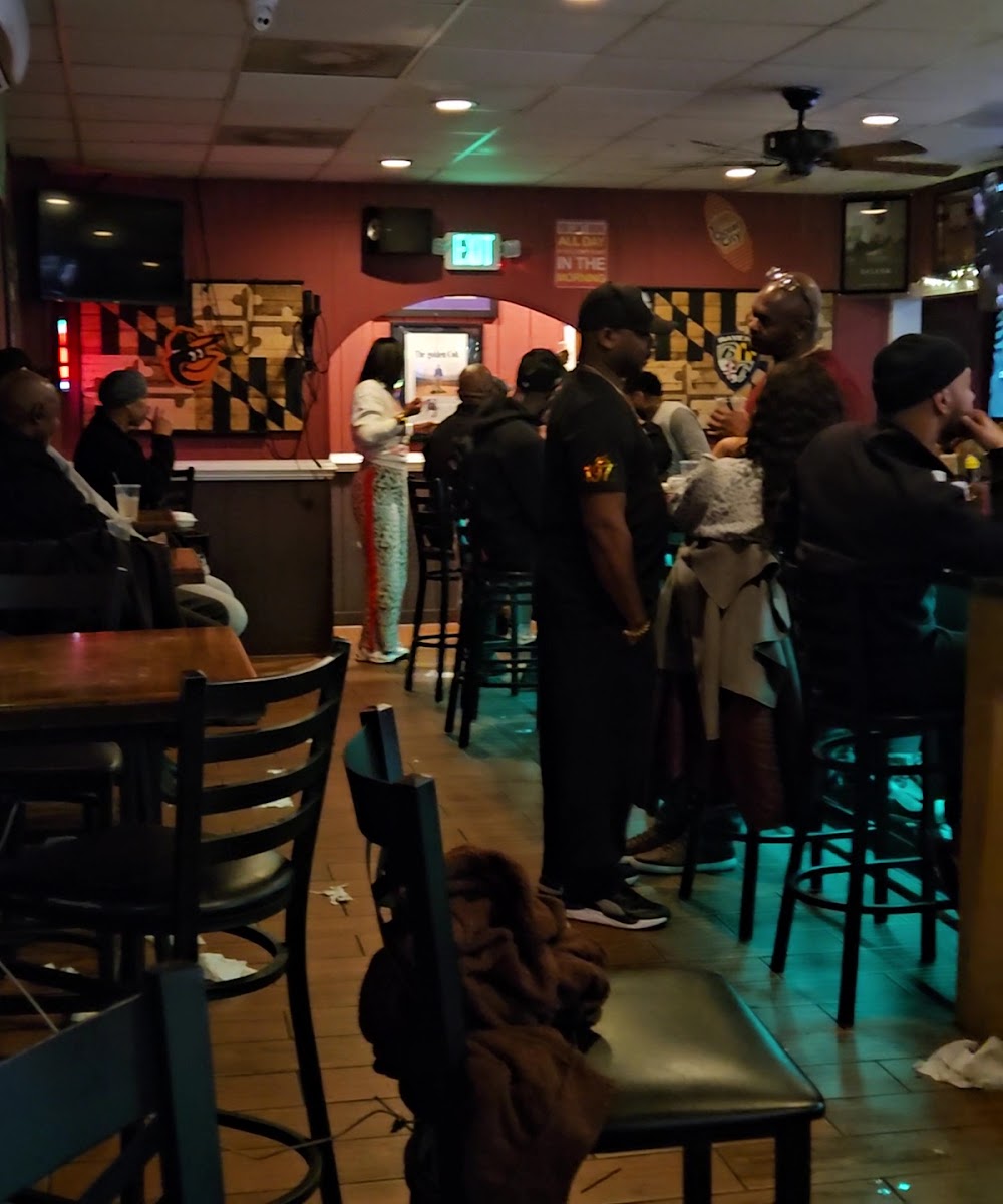 Tom's Sports Tavern - Photo 3