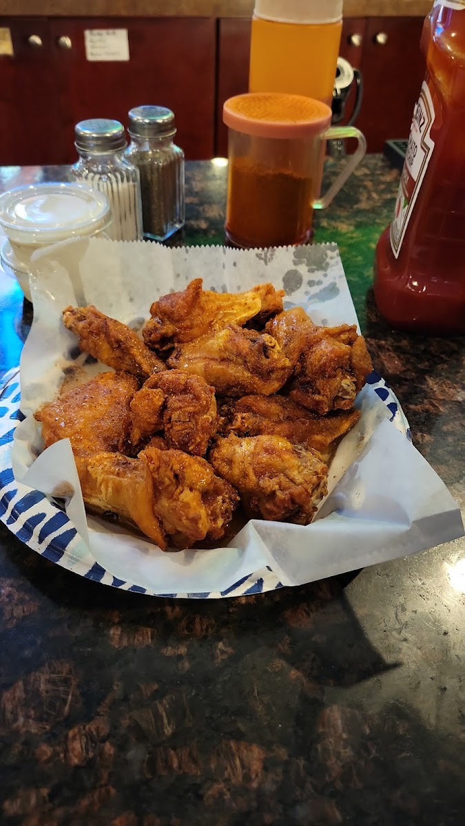 Tom's Sports Tavern - Photo 8