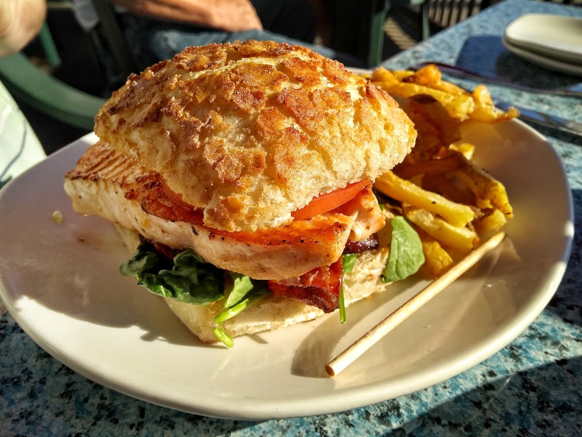 Mermaid Bar & Grill - Photo 9