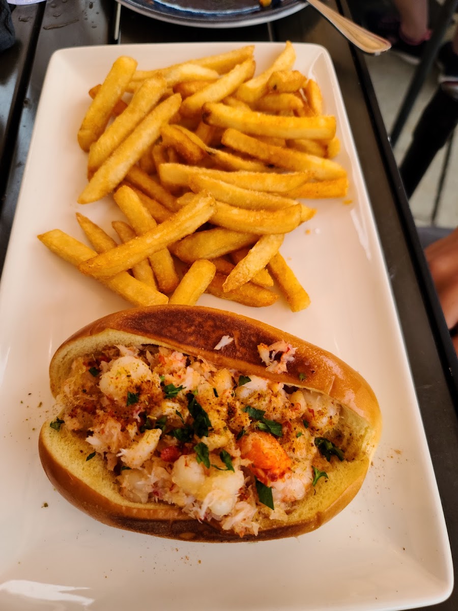 Mermaid Bar & Grill - Photo 1
