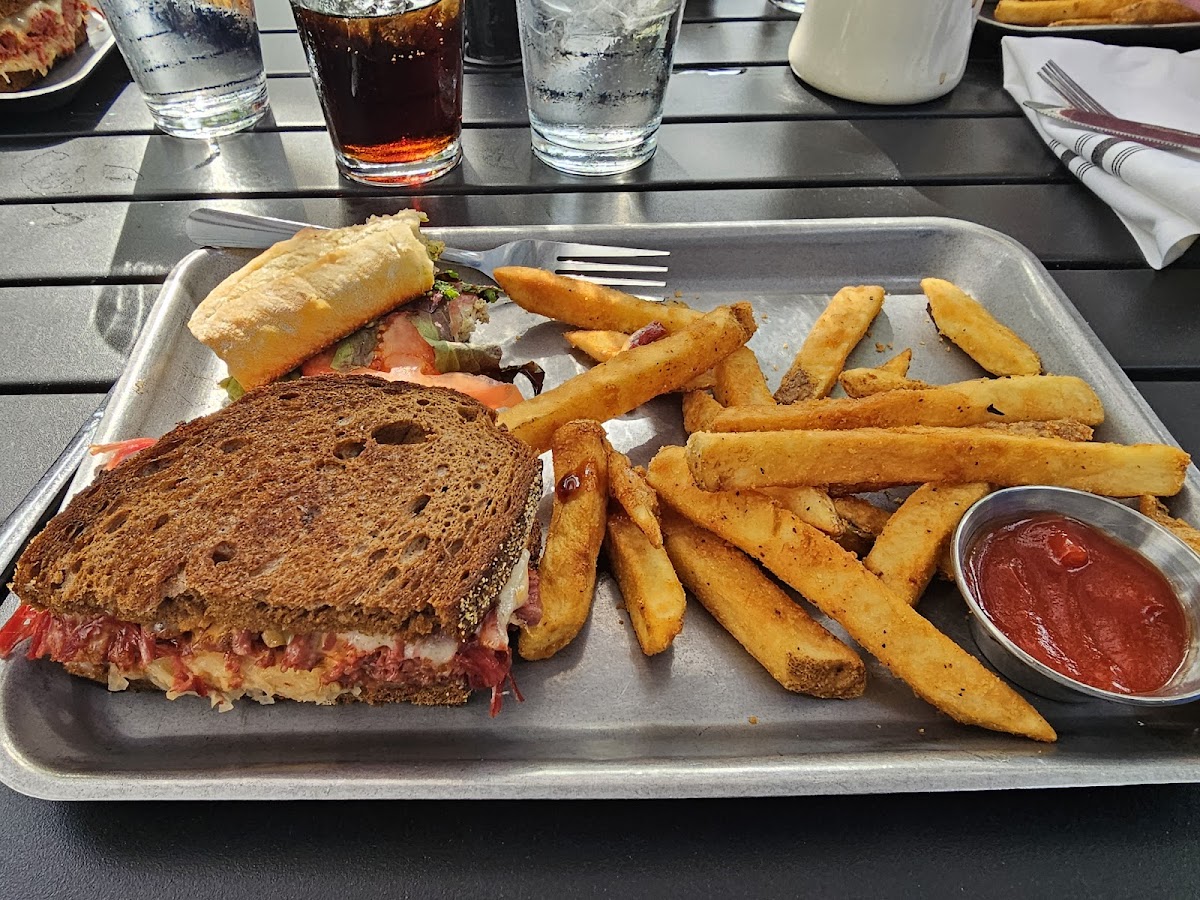 Mermaid Bar & Grill - Photo 3