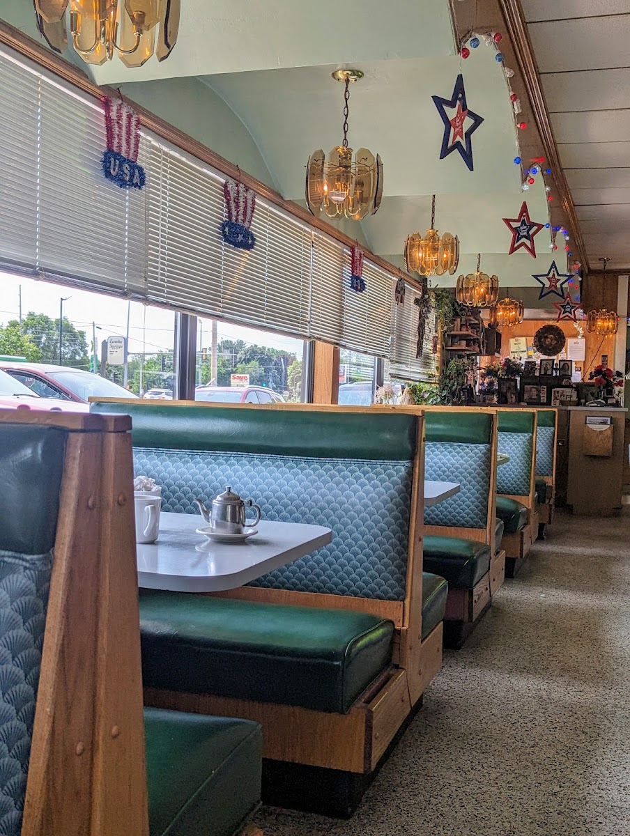 Parkway Family Restaurant - Photo 2