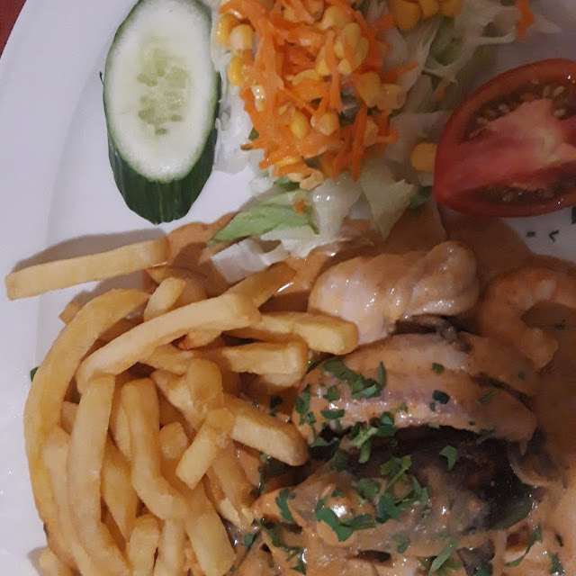 Poêlée Crustacés Et Poissons Frites Crudités
