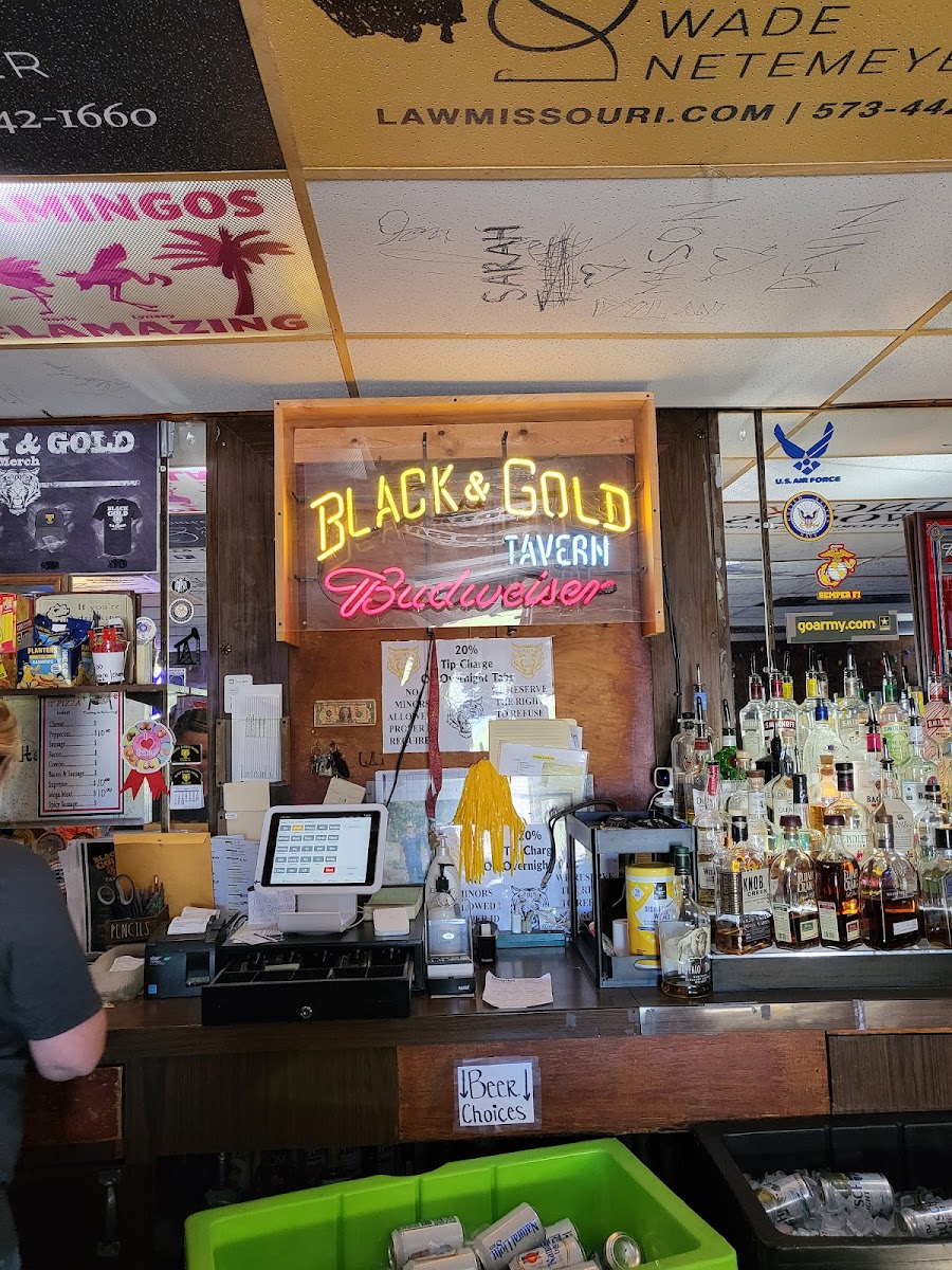 Black & Gold Tavern - Photo 2