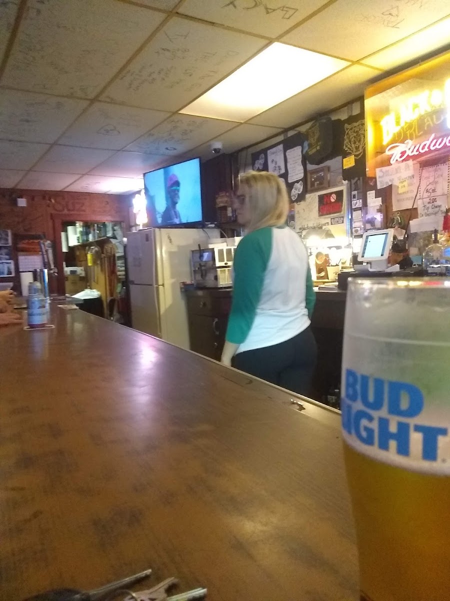 Black & Gold Tavern - Photo 3
