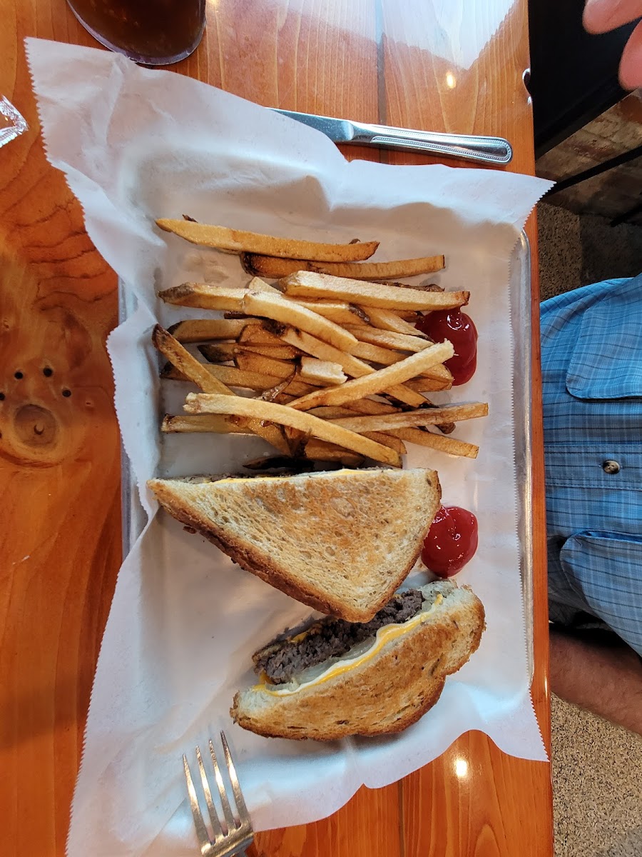 Lakeview Restaurant - Photo 8
