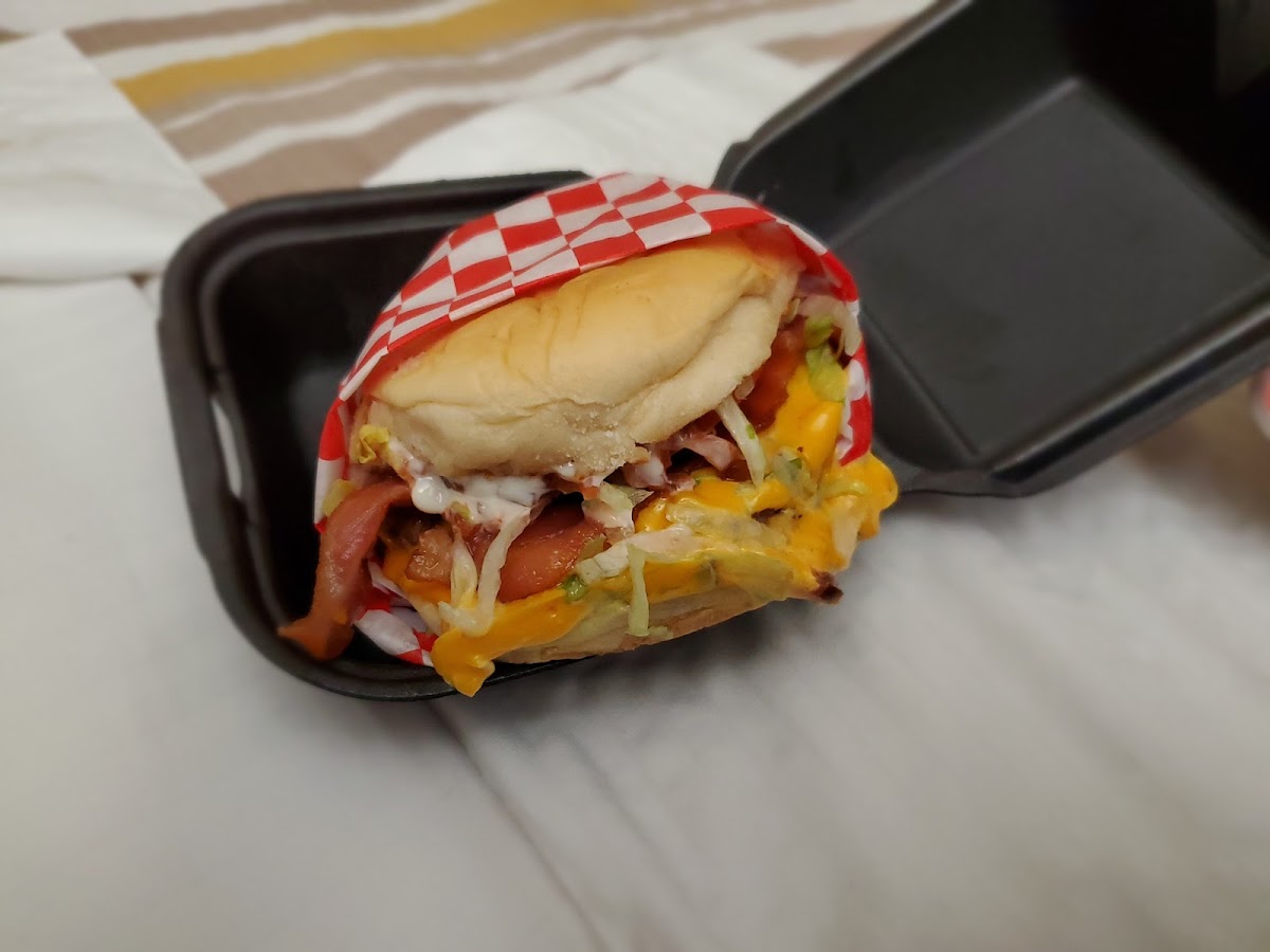 EZ's Burger Deluxe - Photo 5