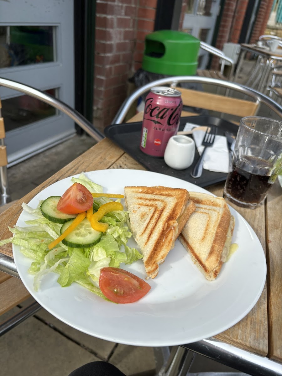 Dunwood Park Cafe - Photo 4