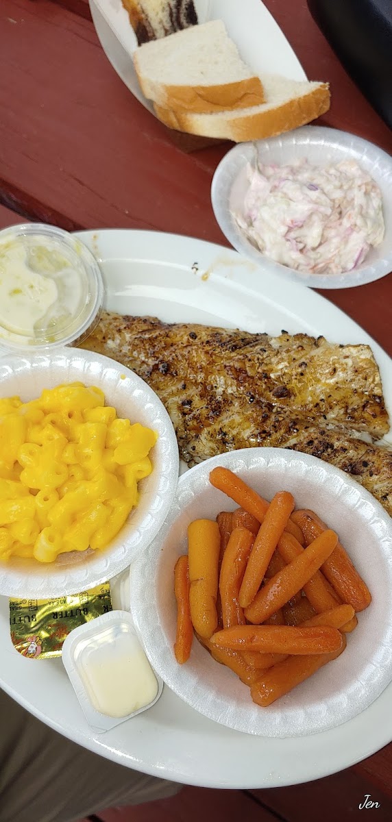 Yellow Dog Saloon and Grill - Photo 8