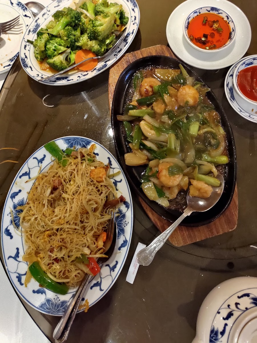 Minh's Cantonese Restaurant - Photo 1