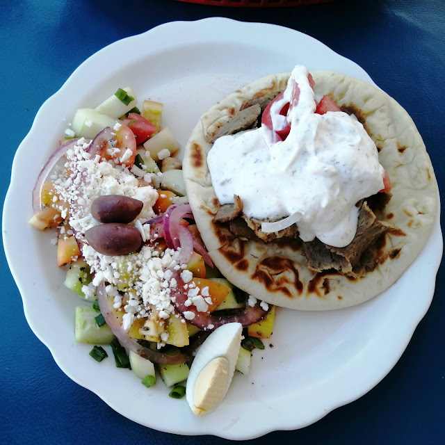 Gyro de Borrego Y Ensalada Griega