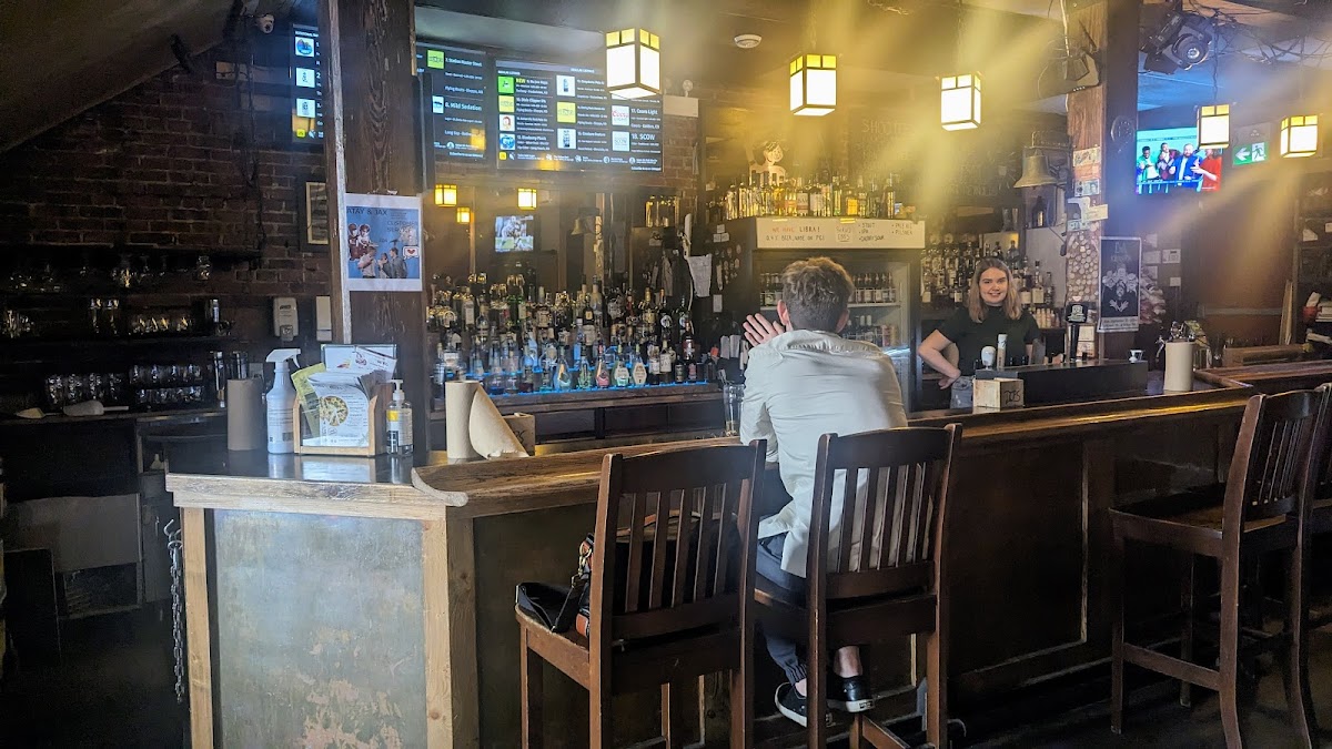 Ducky's Pub - Photo 2