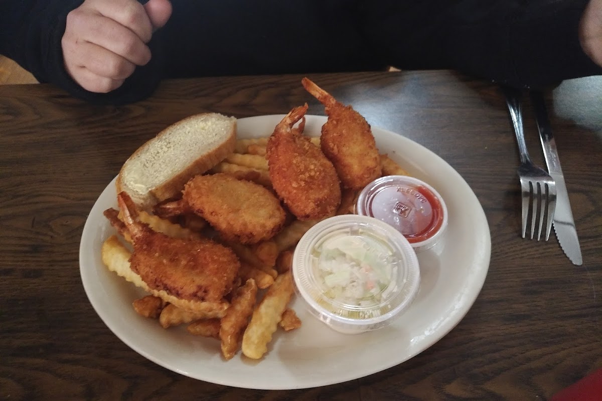 Waters Edge Bar & Grill - Photo 4