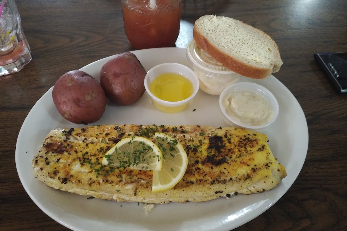Waters Edge Bar & Grill - Photo 6