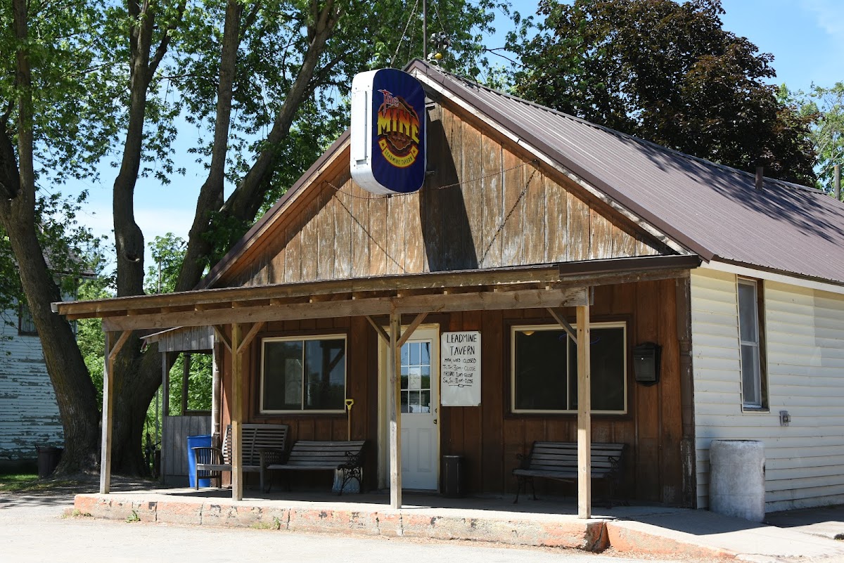 Leadmine Tavern - Photo 2