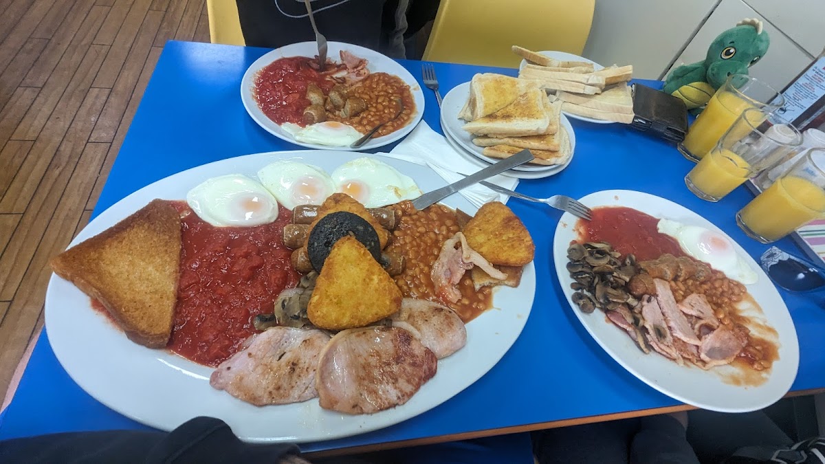 Robins Cafe - Photo 2