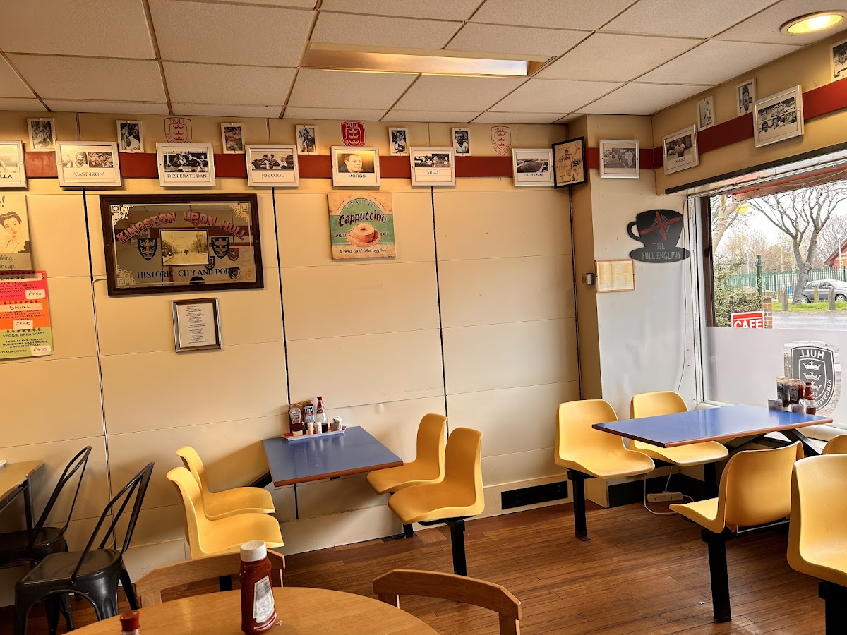 Robins Cafe - Photo 3