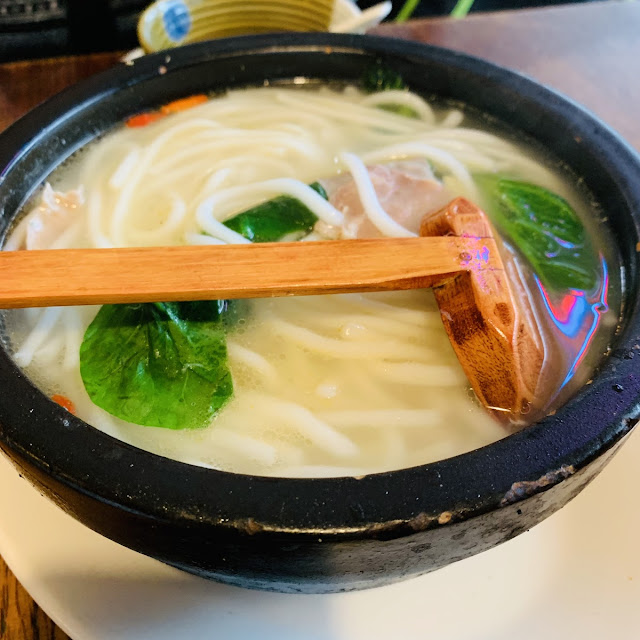 cross bridge noodle soup 云南传统过桥米线