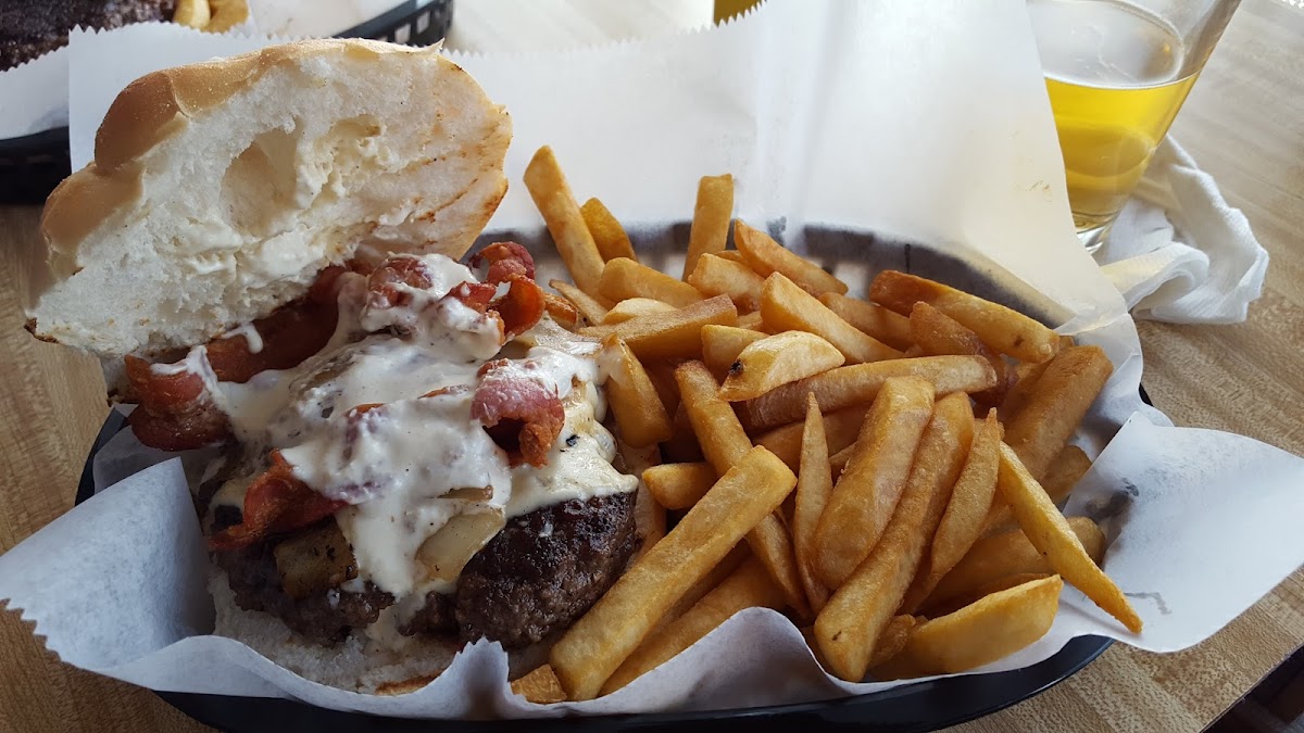 Kelus Riverside Bar and Grill - Photo 4
