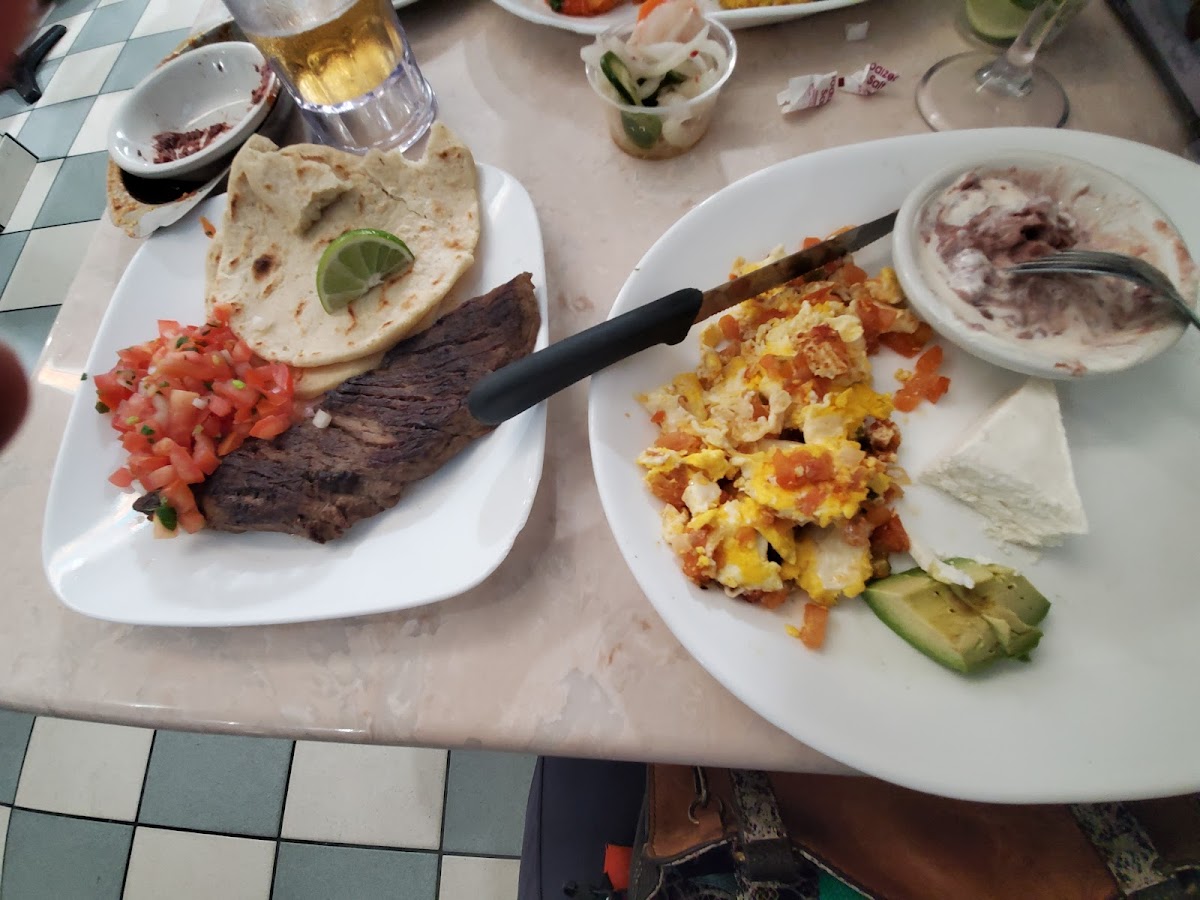 El Atlakat Restaurant - Photo 8