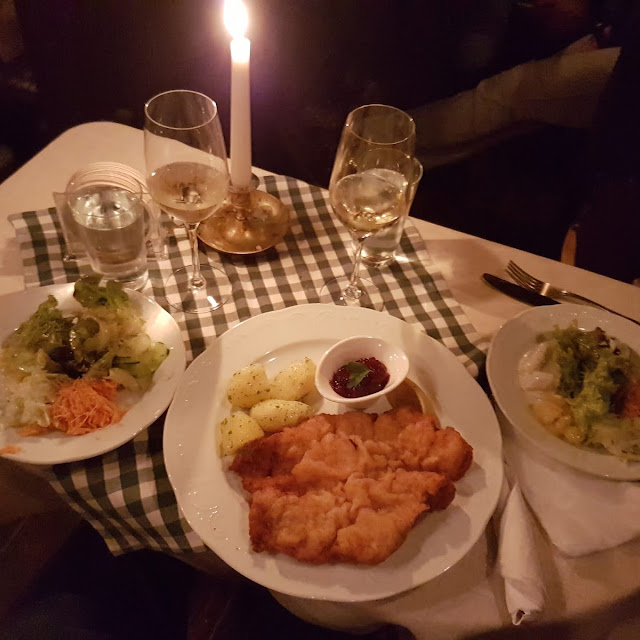 In Butterschmalz Gebackenes Wiener Schnitzel Mit Petersilkartoffel Und 2 Gemischten Salaten
