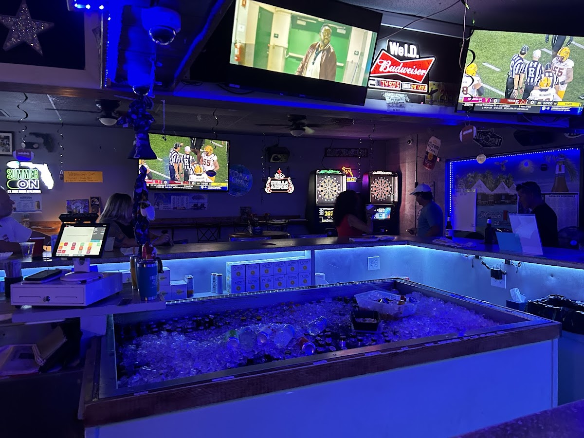 Hurricane Tinas 5 Star Dive Bar - Photo 2