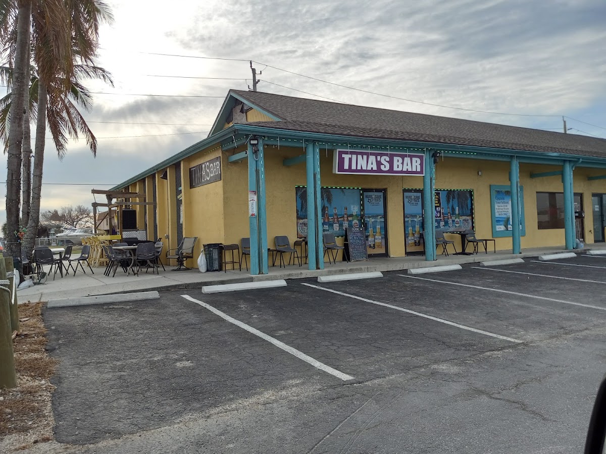 Hurricane Tinas 5 Star Dive Bar - Photo 3