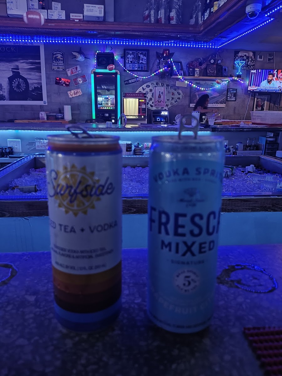 Hurricane Tinas 5 Star Dive Bar - Photo 6