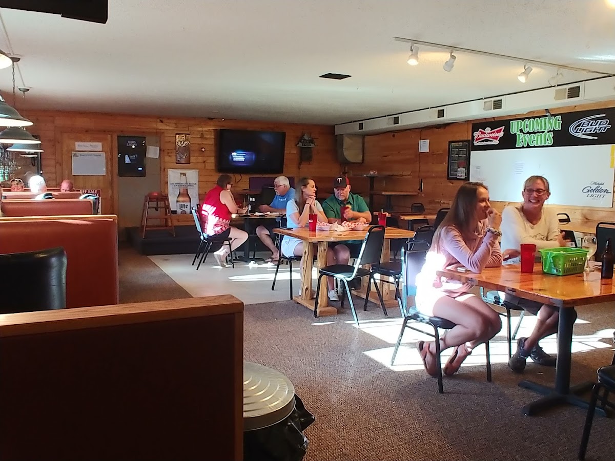 Harpo's Saloon - Photo 3