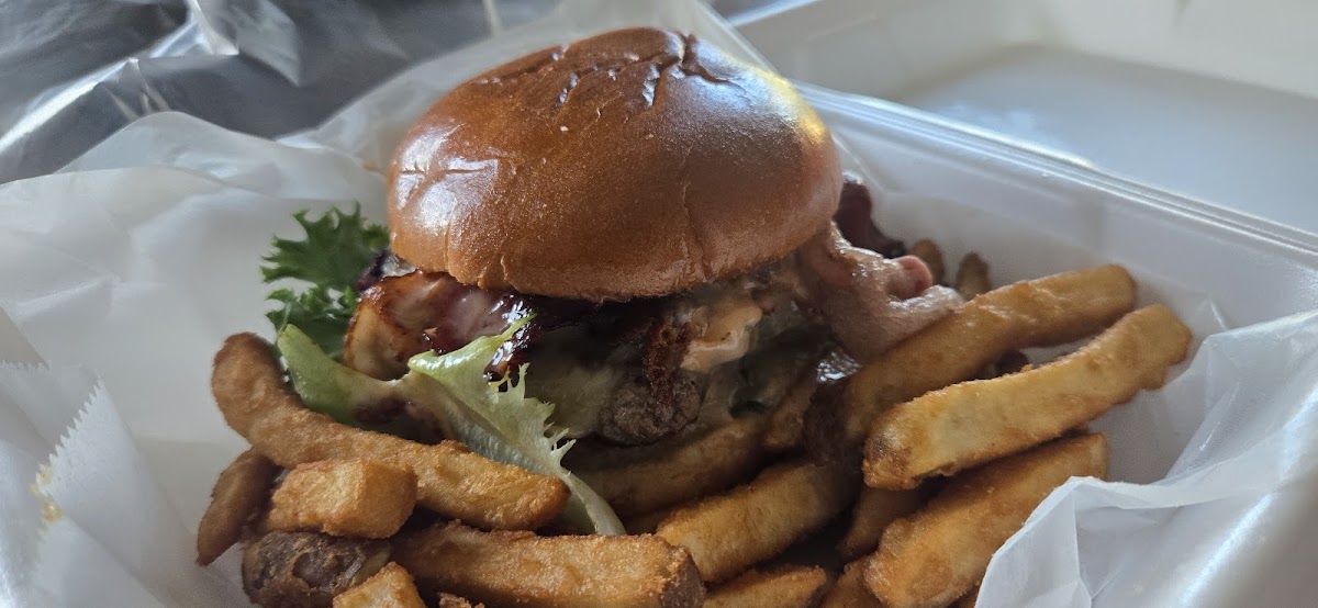 Froggie's Bar and Grill - Photo 2