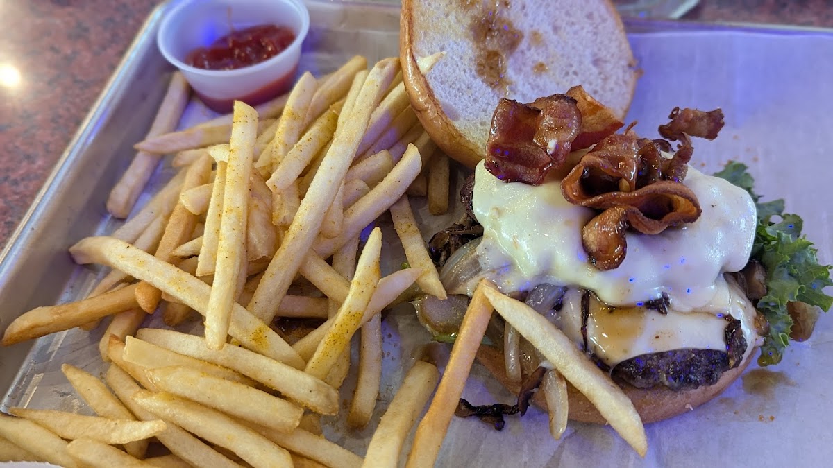 Froggie's Bar and Grill - Photo 6