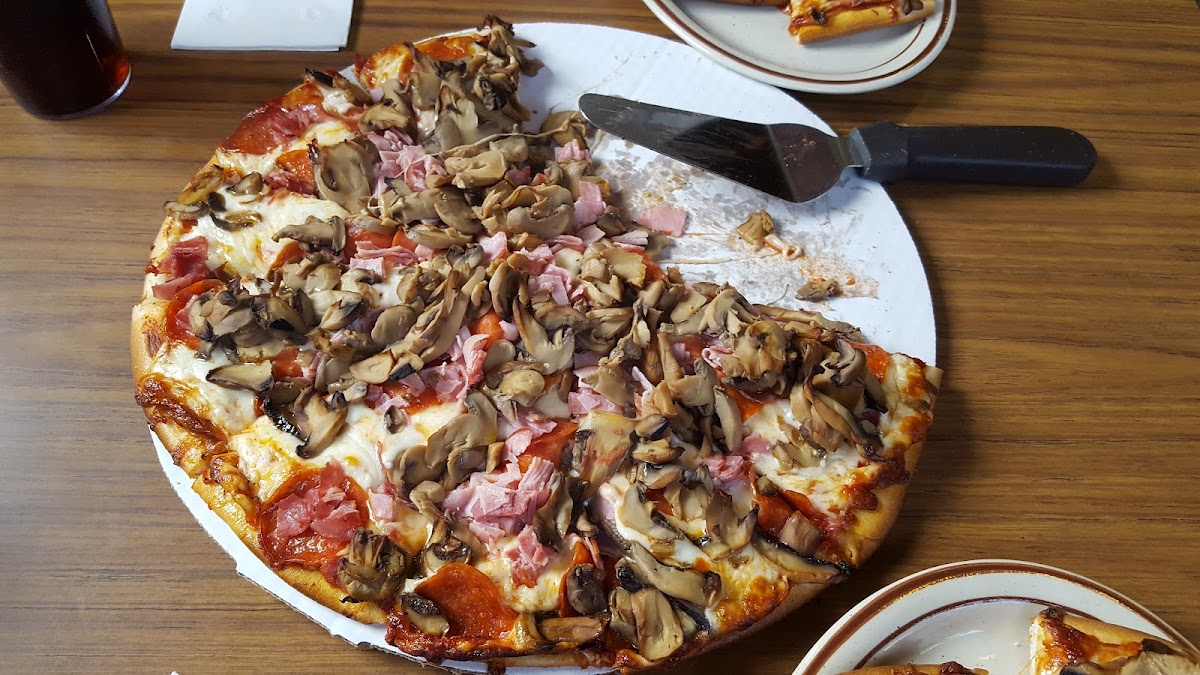 Chuck Wagon Pizza - Photo 2