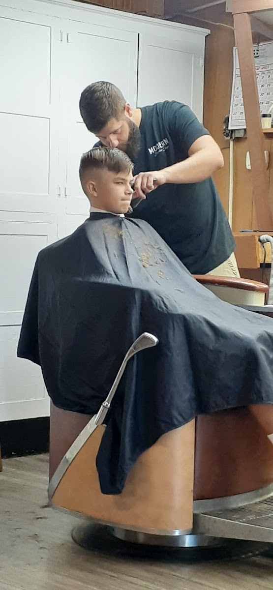 Modern Barber Shop - Photo 2