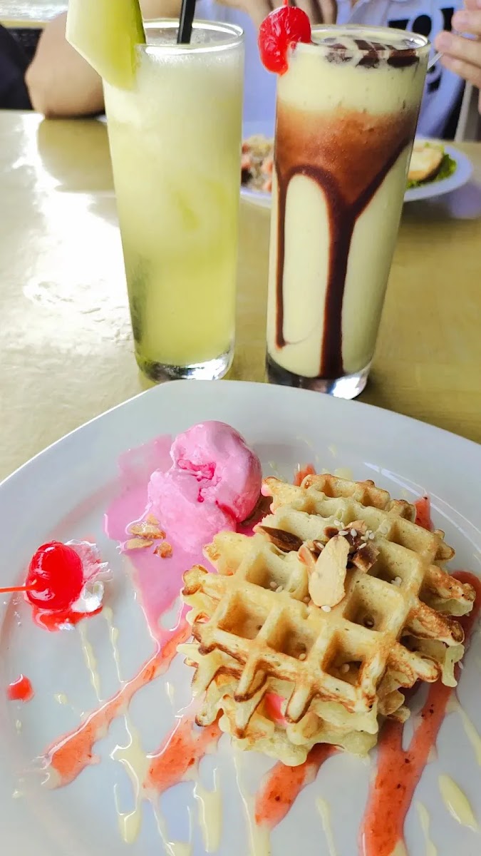 D'Barleys Cafe - Photo 5
