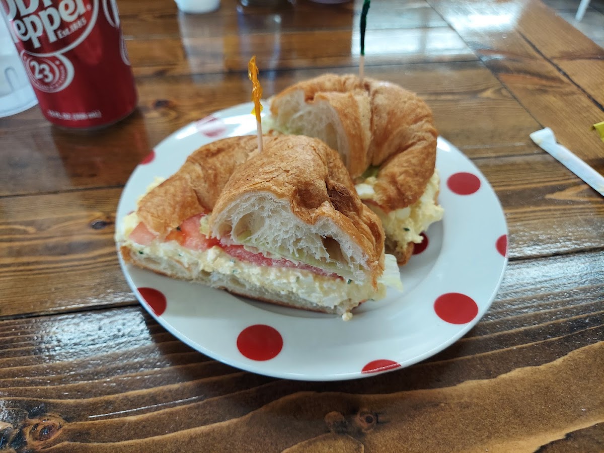 Common Grounds Coffee Shop - Photo 5
