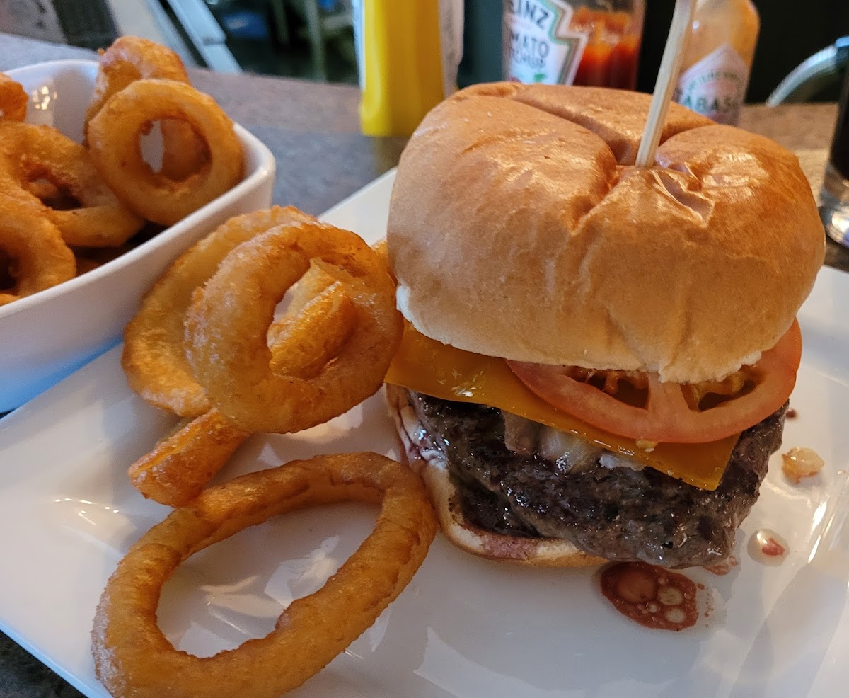 Herb's Tavern - Photo 4