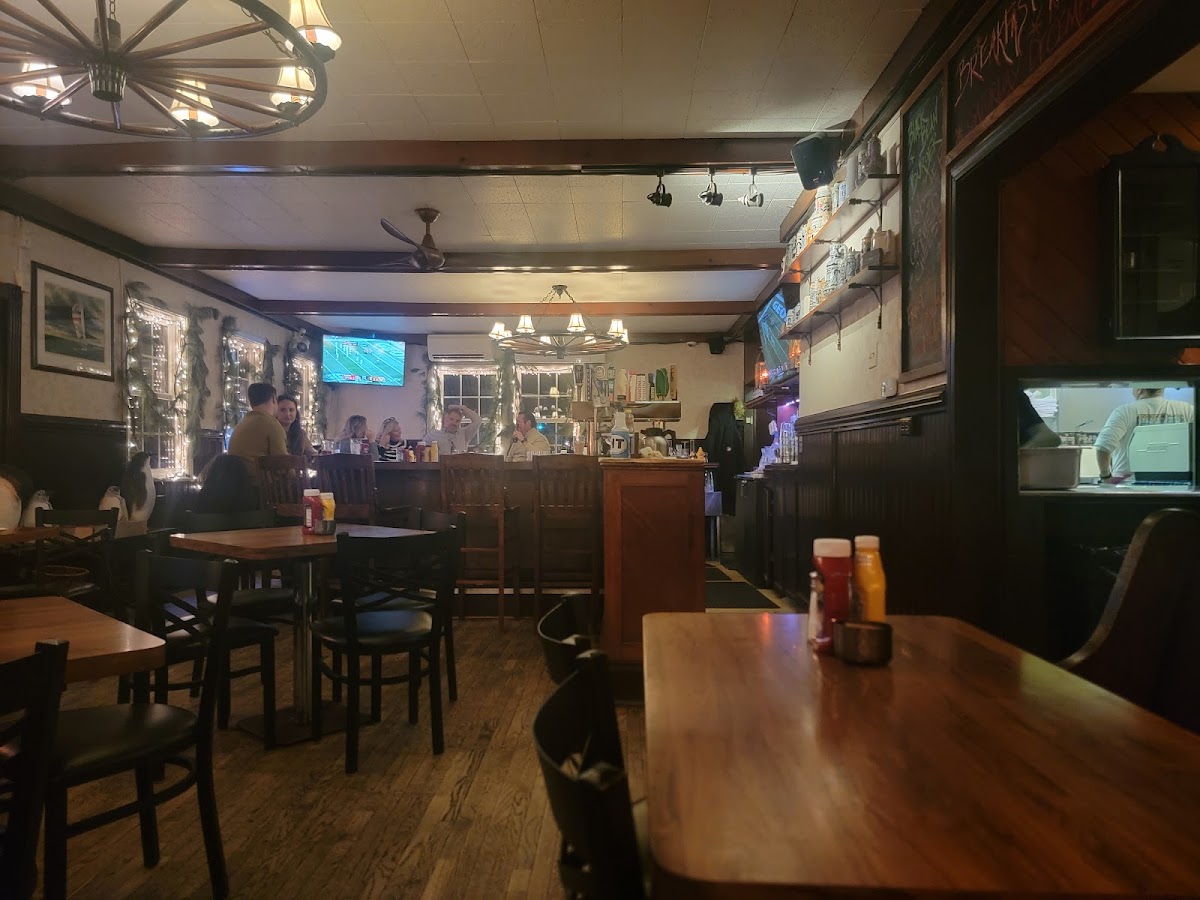 Herb's Tavern - Photo 5
