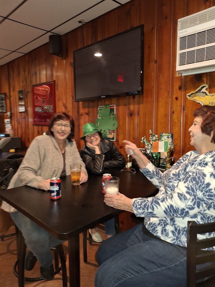 City Limits Tavern - Photo 3