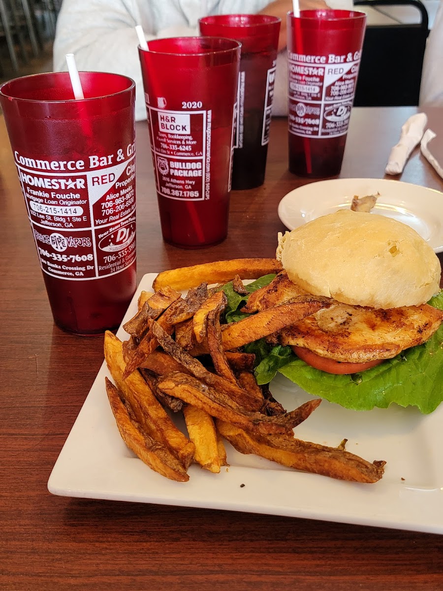 Commerce Sports Bar and Grill - Photo 8