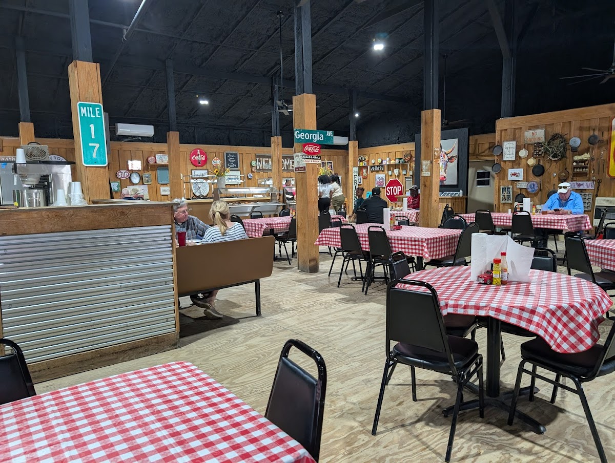 Lynn & Bob's - Photo 3