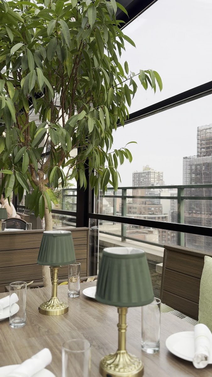 Vintage Green Rooftop - Photo 1