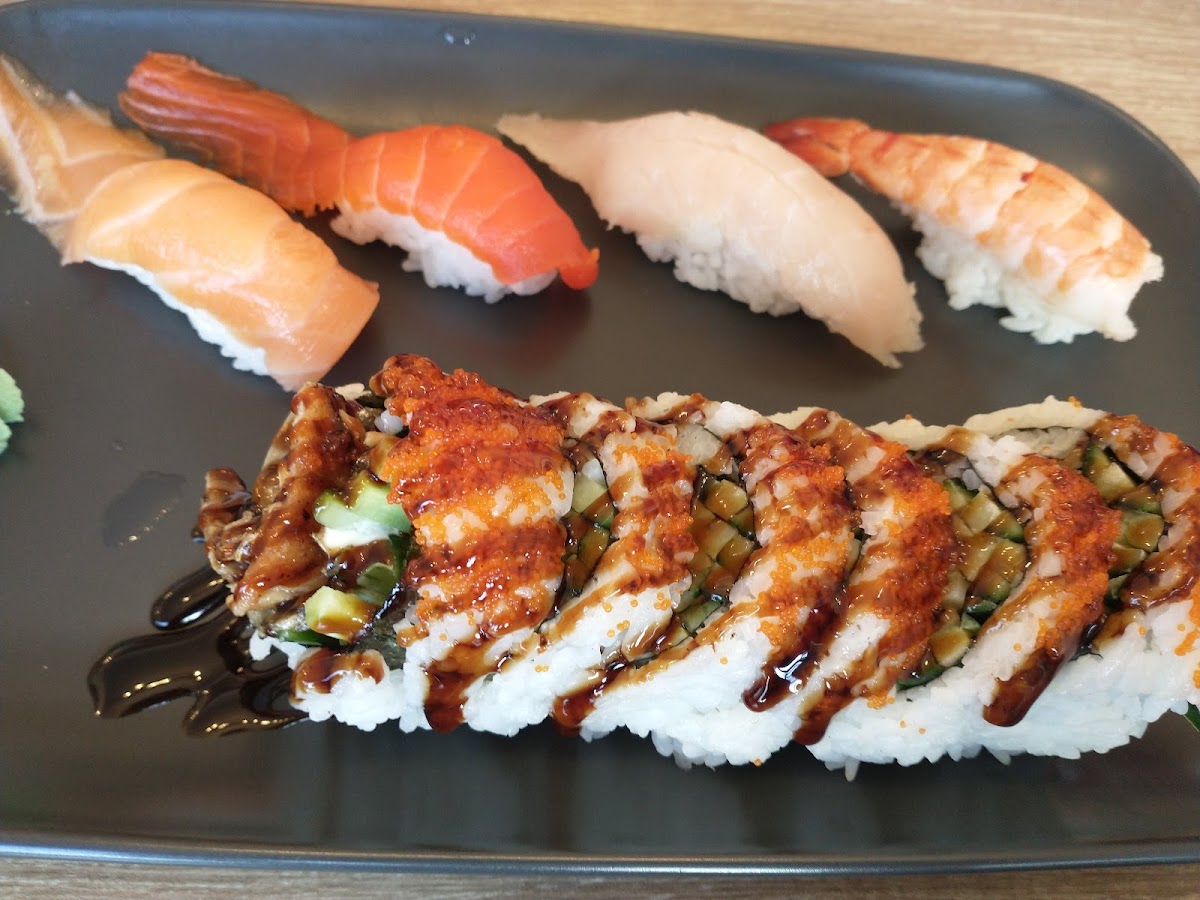Sushi Hinode Japanese Restaurant - Photo 9