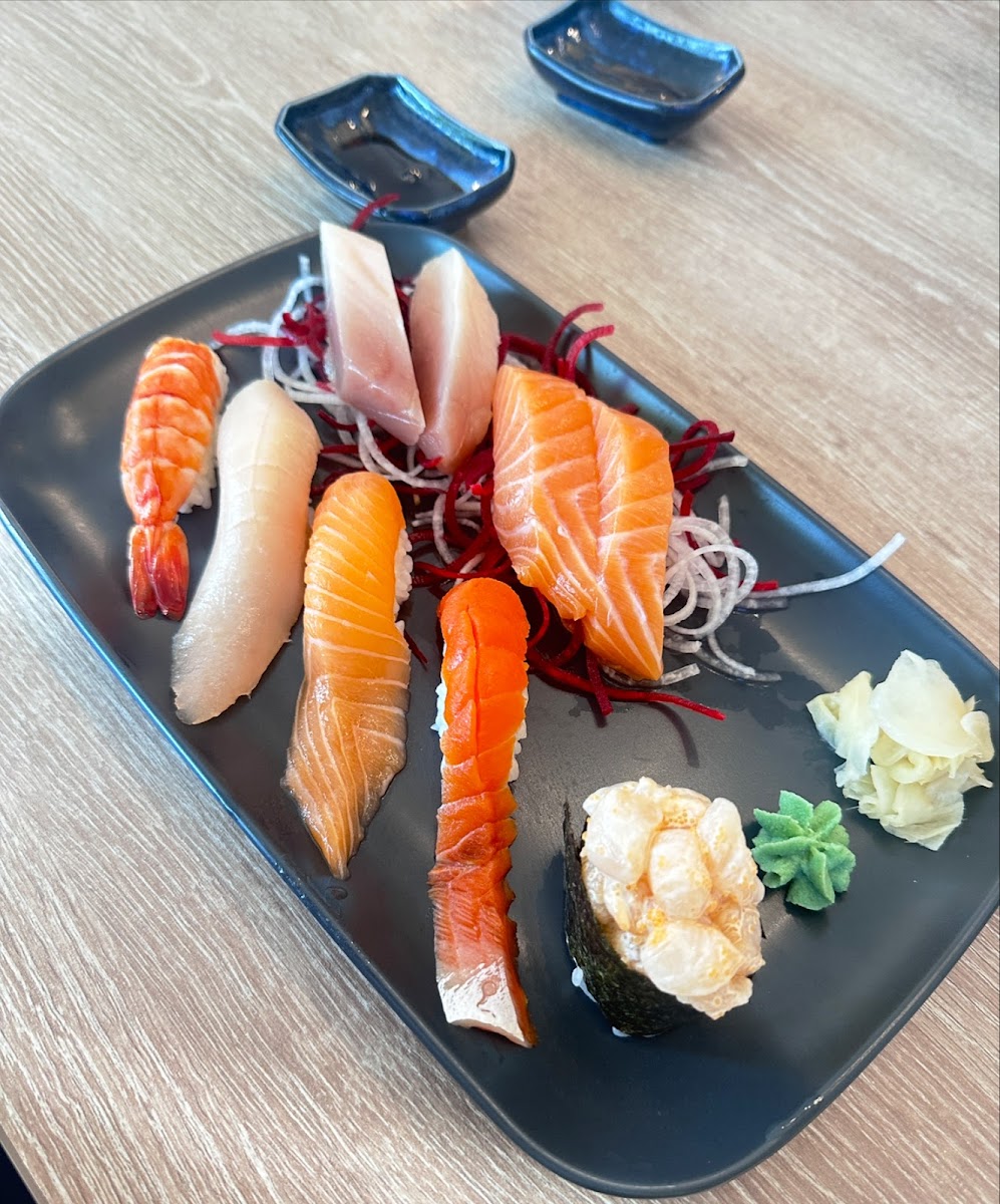 Sushi Hinode Japanese Restaurant - Photo 6